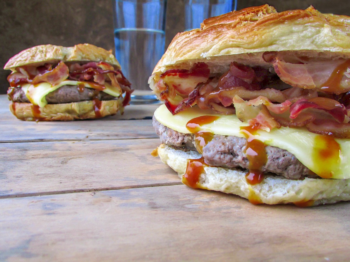 BBQ Bacon Hamburgers on Bagel Buns (4)