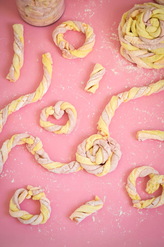 How to Make All-Natural Fruity Marshmallow Ropes (10)